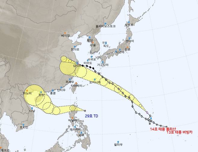 지난 15일 오전 9시께 괌 서남서쪽 약 100km 부근 해상에서 2024년 제 13호 태풍 ‘버빙카’에 이어 14호 태풍 '풀라산(PULASAN)'이 발생했다. 기상청은 제 14호 태풍이 지난 뒤에도 16일 오전 필리핀 마닐라 부근해상에서 29호 열대저압부가 발생했다. 2024년 제 15호 태풍 솔릭, 다음은 16호 태풍 시마론도 9월 중 발생할 가능성이 제기되는 가운데, 당분간은 가을 태풍 발생에 예의 주시하고 있다. ⓒ기상청:태풍 이동 예상경로