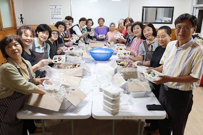 이경옥, 심재식, 이혜옥 할머니와 마을주민들이 13일 오전 경기도 여주시 금사면 주록리 마을회관에서 주민들에게 나눠 줄 송편꾸러미를 만들고 있다. 백소아 기자