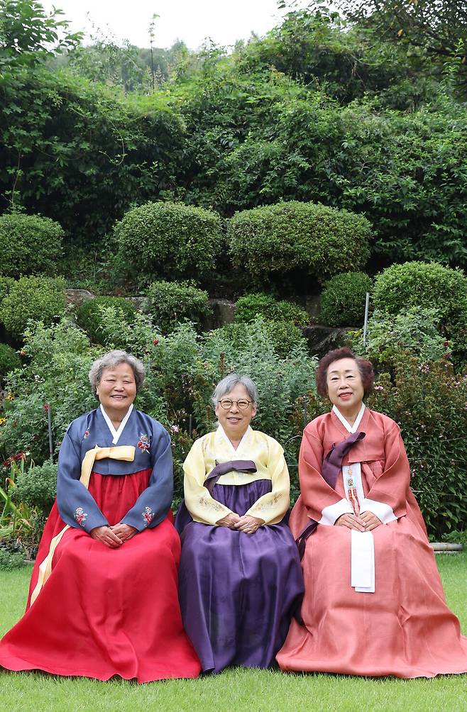 13일 오전 이혜옥(왼쪽부터), 심재식, 이경옥 할머니가 한복을 곱게 입은 뒤 카메라를 향해 밝게 웃고 있다. 백소아 기자