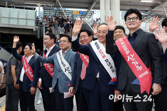 추석연휴가 시작되는 13일 오전 국민의힘 한동훈 대표, 추경호 원내대표 등 지도부가 서울역에서 귀성객에게 인사를 하고 있다. [사진=정소희 기자]