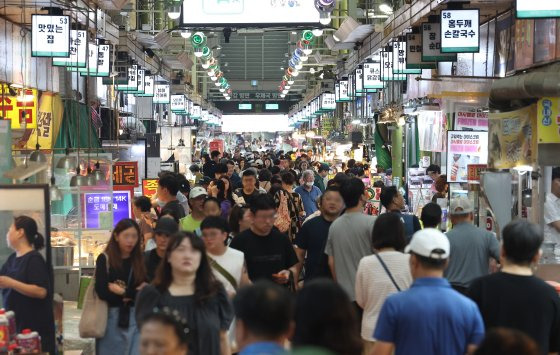 지난 12일 서울 마포구 망원시장. 추석 연휴를 앞두고 장을 보러 온 시민들로 붐비고 있다. 연합뉴스