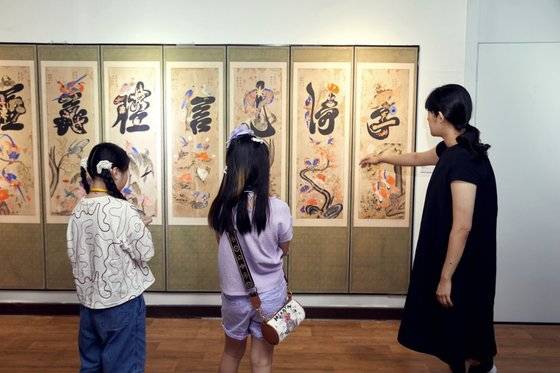 김수영 학예사(맨 오른쪽)가 소중 학생기자단에게 민화의 정의와 종류를 설명하고, 가회민화박물관 소장 작품을 해설했다.