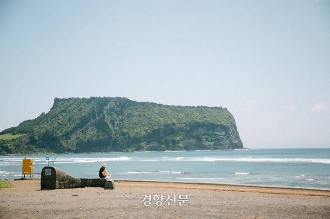 맨발걷기에 안성맞춤인 제주올레 1코스 광치기 해변. 사단법인 제주올레 제공