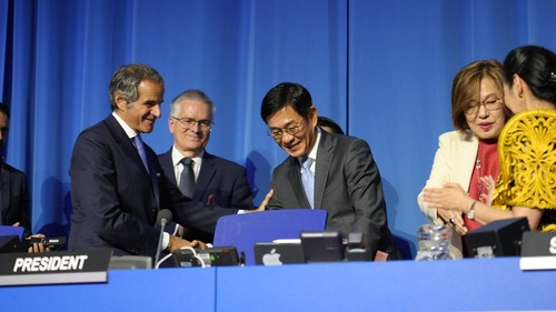 Ham Sang-wook, South Korea's ambassador to Austria, center, is elected as president at the 68th General Conference of the International Atomic Energy Agency in Vienna, Austria, on Monday. [YONHAP]