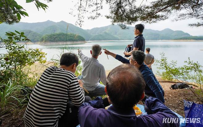 지난 7일 충북 제천시 한수면 서창리 묘소 앞에서 최정훈 씨 가족들이 고향을 추억하고 있다.