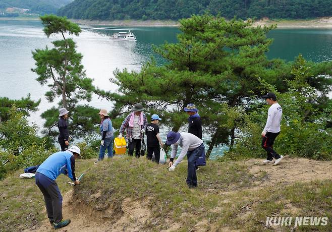 지난 7일 충북 충주시 동량면 묘소에서 안 씨 가족 3대가 잡초를 제거하고 있다.