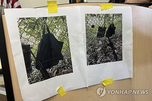 트럼프 암살 시도 현장서 발견된 AK-47 소총과 고프로, 가방. [사진 출처 = 연합뉴스]