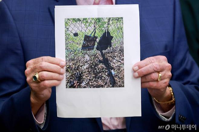 (웨스트 팜비치 AFP=뉴스1) 우동명 기자 = 15일(현지시간) 미국 공화당 대통령 후보인 도널드 트럼프 전 대통령이 플로리다주 웨스트 팜비치의 '트럼프 인터내셔널 골프 클럽'에서 골프를 치던 중 발생한 암살 미수 사건과 관련한 기자회견 중 경찰이 용의자의 총기 사진을 들고 있다. 2024.09.16 ⓒ AFP=뉴스1 Copyright (C) 뉴스1. All rights reserved. 무단 전재 및 재배포, AI학습 이용 금지. /사진=(웨스트 팜비치 AFP=뉴스1) 우동명 기자