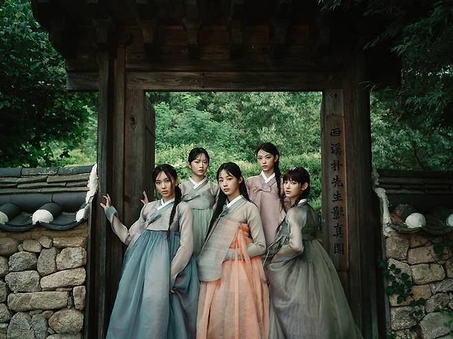 그룹 뉴진스의 추석 한복 화보. 뉴진스 공식 트위터