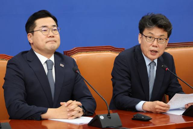 진성준 더불어민주당 정책위의장이 12일 오전 서울 여의도 국회에서 열린 정책조정회의에서 발언하고 있다. 연합뉴스