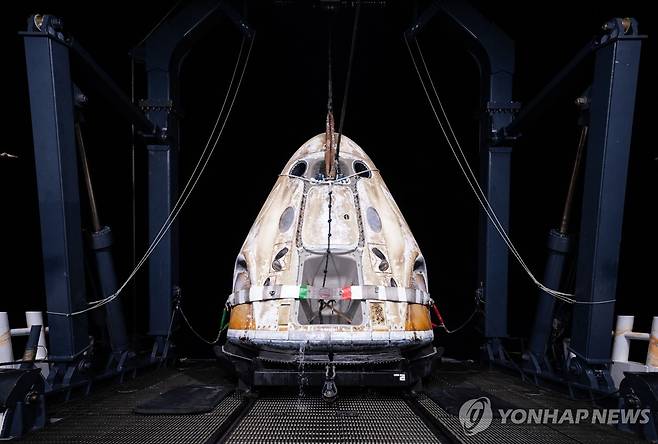 '폴라리스 던' 비행 후 플로리다 바다에 낙하한 스페이스X의 우주캡슐 드래건 [Polaris Program / AFP=연합뉴스. 재판매 및 DB 금지]