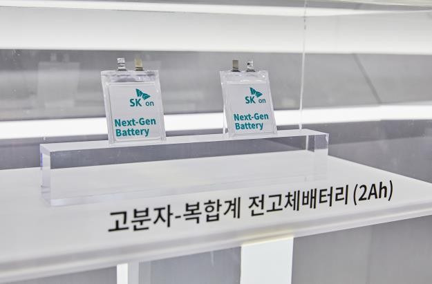 SK온이 지난 3월 인터배터리 전시회에서 공개한 고분자복합계 전고체 배터리 개발품 [SK온 제공. 재판매 및 DB 금지]