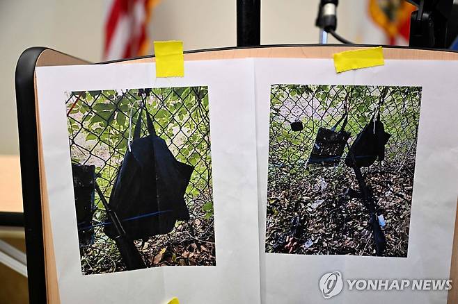 트럼프 암살 시도 용의자가 현장에 남긴 배낭 (웨스트팜비치[美플로리다주] AFP=연합뉴스) 도널드 트럼프 전 미국 대통령에 대한 암살 시도 용의자가 15일(현지시간) 미국 플로리다주 웨스트팜비치에 있는 트럼프 소유 골프장에서 도주하면서 두고 간 배낭과 물건. 2024.9.15