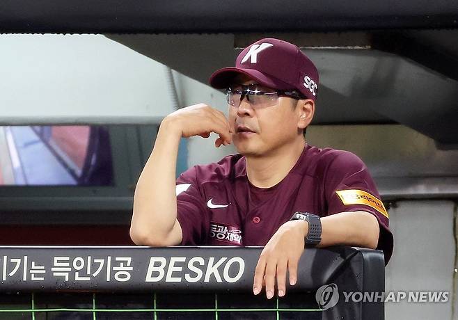 경기 지켜보는 홍원기 감독 (광주=연합뉴스) 조남수 기자 = 6일 광주기아챔피언스필드에서 열린 프로야구 키움 히어로즈와 KIA 타이거즈의 경기. 키움 홍원기 감독이 2회초 공격을 지켜보고 있다. 2024.9.6 iso64@yna.co.kr