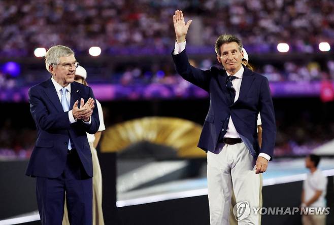 IOC 위원장 선거에 출마한 서배스천 코 세계육상연맹 회장 지난 8월 11일(현지시간) 2024 파리올림픽 여자 마라톤 시상식에서 손 흔드는 서배스천 코 세계육상연맹 회장. 왼쪽은 토마스 바흐 IOC 위원장. [로이터 연합뉴스 자료사진. 재판매 및 DB 금지]