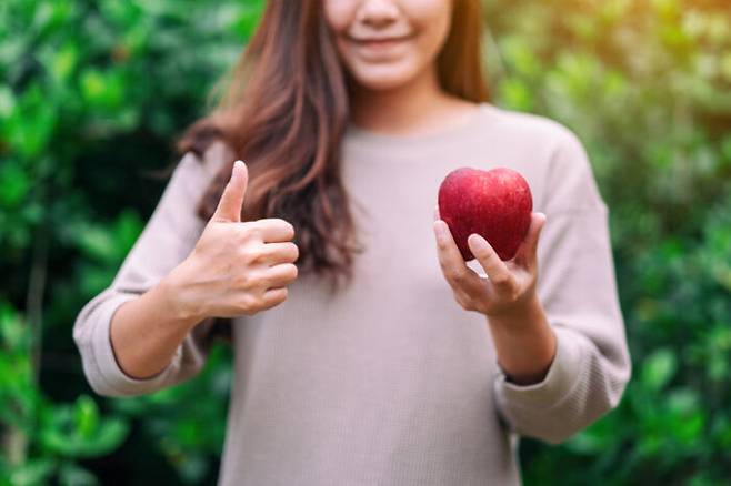 다채로운 맛과 종류 때문에 우리는 종종 사과가 건강에도 좋다는 사실을 잊기 쉽지만 사과는 체중 감량, 당뇨병 위험 감소 등 다양한 이점이 있다. [사진=게티이미지뱅크]