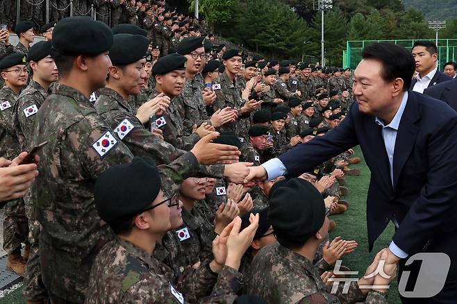 윤석열 대통령이 17일 강원 육군15사단을 방문해 장병들과 인사를 나누고 있다. (대통령실 제공) 2024.9.17/뉴스1 ⓒ News1 송원영 기자