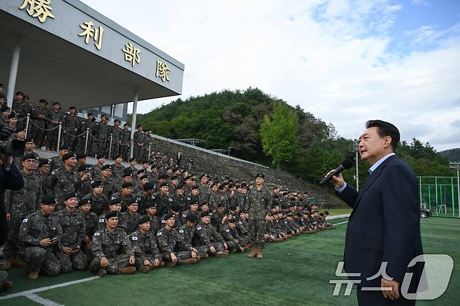 윤석열 대통령이 17일 강원 육군15사단을 방문해 장병들에게 격려의 말을 전하고 있다. (대통령실 제공) 2024.9.17/뉴스1 ⓒ News1 송원영 기자