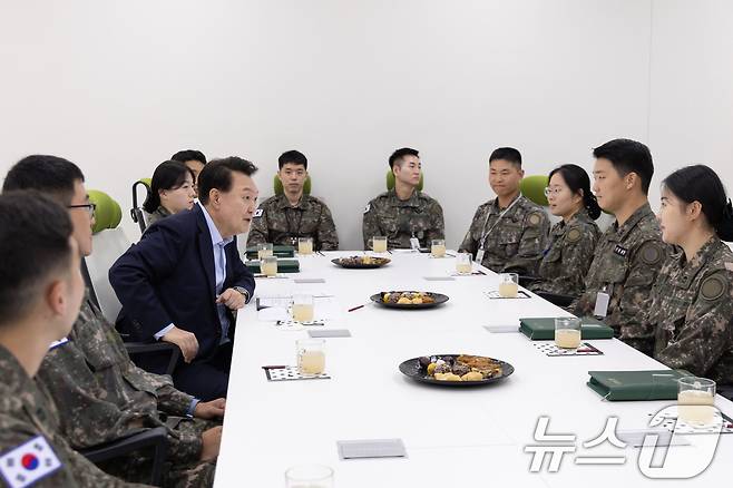 윤석열 대통령이 17일 강원 육군15사단 사령부를 방문, 초급간부들과 만나 의견을 청취한 후 격려하고 있다. (대통령실 제공) 2024.9.17/뉴스1 ⓒ News1 송원영 기자