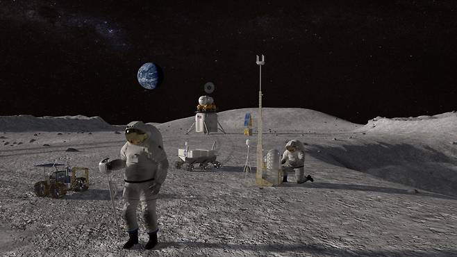 아르테미스 프로그램을 통해 건설된 우주기지와 달에서 작업하고 있는 우주인 상상도. /NASA