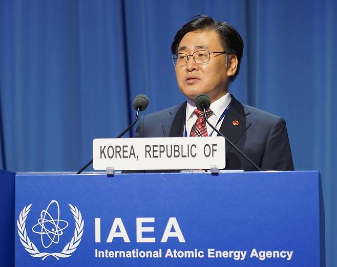 유상임 과학기술정보통신부 장관이 16일(현지 시각) 오스트리아 빈에서 열린 IAEA(국제원자력기구) 총회에 한국 수석대표로 참석해 기조연설을 하고 있다. /과학기술정보통신부 제공