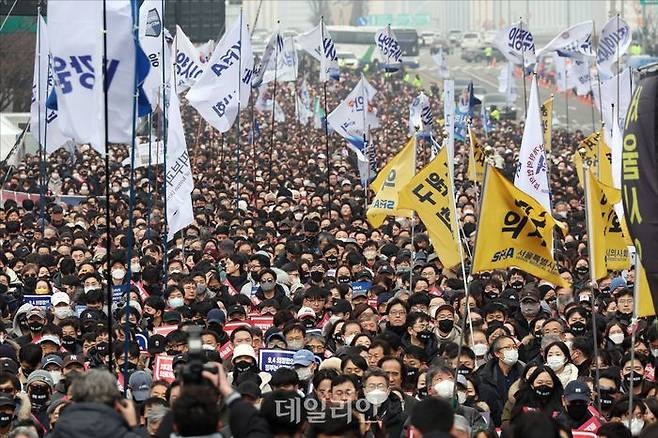 지난 3월 3일 오후 서울 영등포구 여의대로 일대에서 '의대정원 증원 및 필수의료 패키지 저지를 위한 전국 의사 총궐기 대회'가 열리고 있다. ⓒ데일리안 홍금표 기자