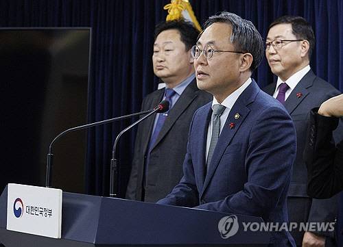 고기동 행정안전부 차관이 28일 오후 서울 종로구 정부서울청사에서 정부 합동 주요 전산 시스템 특별 점검 결과를 발표하고 있다. 2023.12.28  연합뉴스