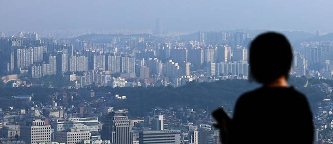 서울 중구 남산공원에서 아파트 단지들이 보이고 있다. 뉴시스