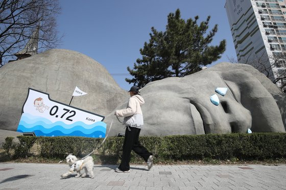 지난 3월 거대 원시인 조형물 '이만옹'이 지난해 역대 최저 0.72명의 합계출산율 속에 침몰하는 배와 눈물을 흘리는 모습으로 인구위기 문제 대응을 위한 캠페인에 나서 눈길을 끌고 있다. 뉴스1