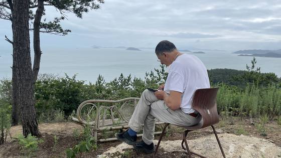 2022년 전남 신안군 비금도를 방문한 영국 조각 거장 안토니 곰리가 섬의 해변에 설치할 작품을 구상 중이다. [사진 곰리 스튜디오]