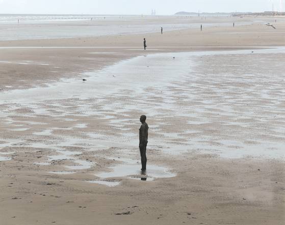 바다를 바라보는 100개의 인물상으로 구성된 ‘어나더 플레이스’(1997)가 2005년 영국 크로스비 해변에 영구 설치된 모습. [사진 스티븐 화이트]