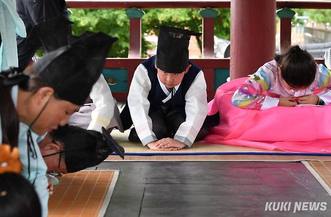 "어렵지만 열심히 배울래요"제천향교 풍화루에서 우리 고유의 풍습을 익히고 있는 고려인 어린이들이 강사들이 큰절하는 모습을 보며 따라하고 있다.