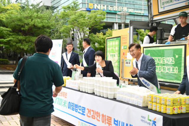 경기농협은 지난 7월22일 수원 광교테크노밸리 경기 R&DB센터 앞 광장에서 출근길 직장인을 대상으로 '경기米로 든든한 한 끼! 아침밥 먹고 米인되세요!' 캠페인을 진행했다. 경기농협 제공