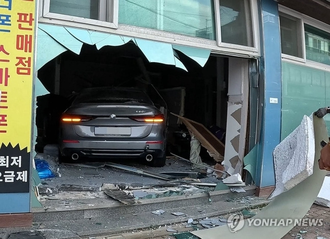 17일 충남 서산시 한 한의원 건물로 승용차가 돌진해 있다.[사진 제공 = 연합뉴스]