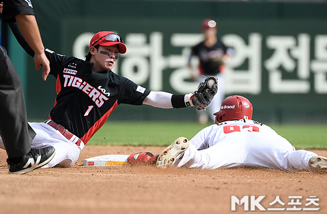 도루를 성공시키고 있는 SSG 박지환. 사진(인천)=천정환 기자