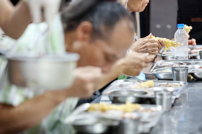 이밖에도 서울 시내 무료 급식소들이 있다. 사진은 추석 연휴를 일주일 앞두고 서울 한 무료급식소에서 사회 취약계층이 식사를 하는 모습. /사진=뉴스1