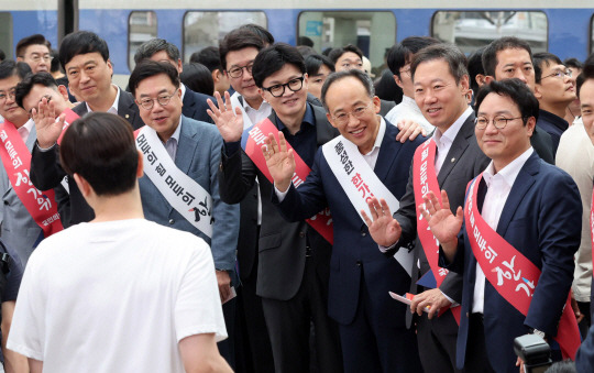 한동훈(앞줄 가운데) 국민의힘 대표를 비롯한 지도부가 13일 오전 서울 용산구 서울역KTX 플랫폼에서 귀성객들에게 인사를 하고 있다. 공동취재단 뉴시스