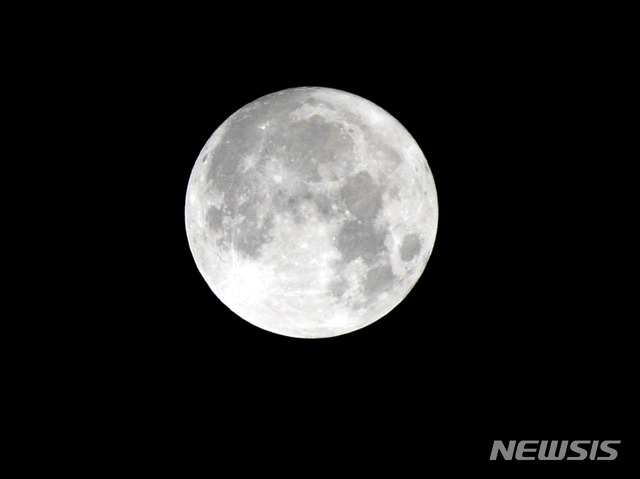 [전주=뉴시스] 김얼 기자 = 전북 전주시 덕진구에서 바라본 하늘에 구름 사이로 커다란 보름달이 떠올랐다.