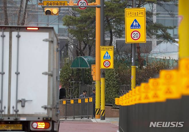 [서울=뉴시스] 이동현 인턴기자 = 서울시가 어린이보호구역 내 보행자 통로 확보가 어려운 폭 8m 미만의 이면도로 50곳을 추가로 지정해 제한속도를 시속 30km에서 20km로 낮춘다. 19일 오후 서울 중구 한 초등학교 앞 어린이보호구역에서 차량과 시민들이 오가고 있다. 2024.02.19. koiflag@newsis.com