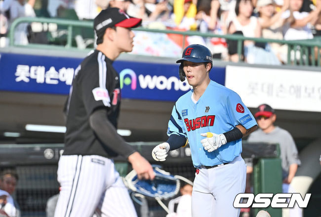 [OSEN=부산, 이석우 기자] 17일 부산 사직야구장에서 2024 신한 SOL 뱅크 KBO 리그 롯데 자이언츠와 LG 트윈스의 경기가 열렸다. 홈팀 롯데는 박진이 선발 출전하고 LG는 엔스가 선발 출전했다.롯데 자이언츠 고승민이 6회말 우월 역전 솔로 홈런을 치고 홈인하고 있다. 2024.09.17 / foto0307@osen.co.kr