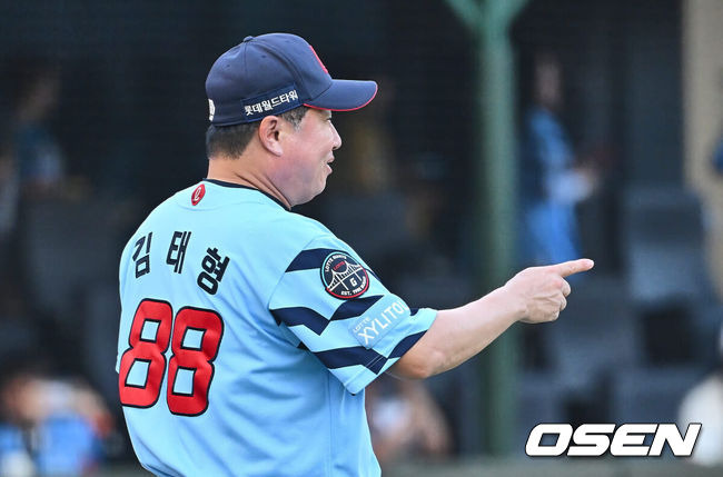 [OSEN=부산, 이석우 기자] 17일 부산 사직야구장에서 2024 신한 SOL 뱅크 KBO 리그 롯데 자이언츠와 LG 트윈스의 경기가 열렸다. 홈팀 롯데는 박진이 선발 출전하고 LG는 엔스가 선발 출전했다.롯데 자이언츠 김태형 감독이 LG 트윈스에 7-3으로 역전승하고 기뻐하고 있다. 2024.09.17 / foto0307@osen.co.kr