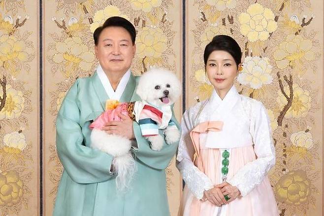 윤석열 대통령(왼쪽)과 부인 김건희 여사가 추석을 앞둔 지난 8일 서울 용산 대통령실 청사에서 반려견 써니 등과 함께 한가위 명절 영상을 촬영하고 있다. 사진=대통령실 제공