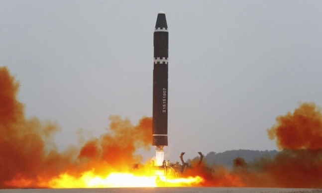 북한이 평양국제비행장에서 ICBM ‘화성-15형’을 시험발사하는 모습. 평양=조선중앙TV·연합뉴스