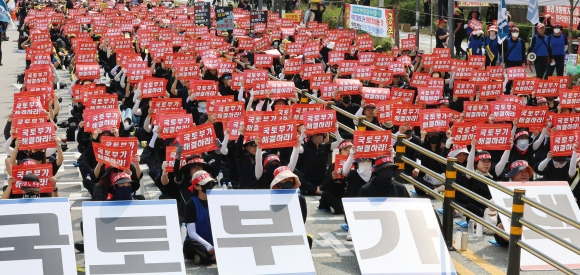 세종시 정부세종청사 국토교통부앞에서 ‘이행강제금 부과 예정’을 규탄하는 집회를 열고 있다. 2023.9.19. 연합뉴스