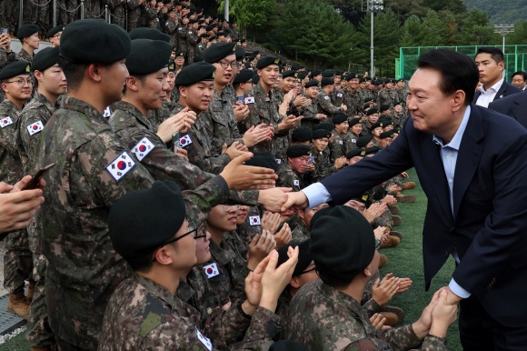 윤석열 대통령이 추석인 17일 강원도 최전방 육군 15사단 사령부 사열대에서 사단 장병들과 기념촬영을 마친 뒤 장병들과 인사하고 있다. 2024.9.17. 대통령실 제공