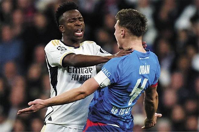 ▲ 레알 마드리드 공격수 비니시우스 주니오르는 경기 도중 자신이 강한 타격을 입을 때면 유색인종에 따른 인종차별을 당하는 것이라고 주장한다. 그런데 비니시우스도 그라운드 안에서는 더티 플레이를 다분히 펼치는 스타일이다. 폭행과 다름없는 사건도 여럿 있었다. 이번에도 동양인 쿠보 다케후사에게 고의적인 어깨 밀기를 한 뒤 웃어 논란을 일으켰다. ⓒ&nbsp;브레이킹 레이티스트