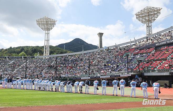 롯데는 17일 사직구장에서 열린 '2024 신한 SOL Bank KBO 리그' LG와 팀 간 14차전 맞대결에서 7-3으로 승리했다. 롯데 자이언츠