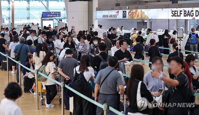 추석 연휴 앞두고 붐비는 인천국제공항 (영종도=연합뉴스) 서대연 기자 = 추석연휴 시작을 앞둔 13일 오전 인천국제공항 제1여객터미널 출국장이 여행객 등으로 붐비고 있다. 2024.9.13 dwise@yna.co.kr