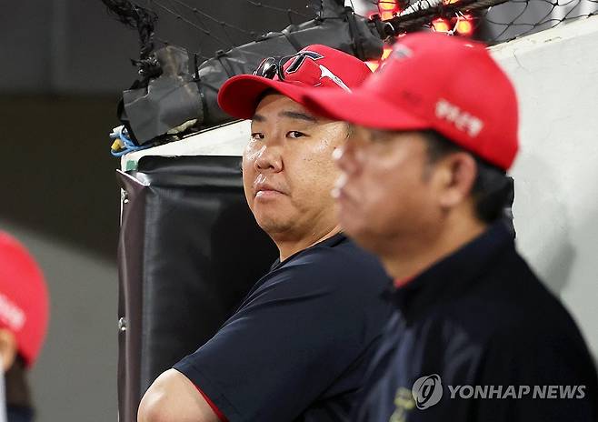 경기 지켜보는 이범호 감독 (광주=연합뉴스) 조남수 기자 = 6일 광주기아챔피언스필드에서 열린 프로야구 키움 히어로즈와 KIA 타이거즈의 경기에서 KIA 이범호 감독이 7회말 공격을 지켜보고 있다. 2024.9.6 iso64@yna.co.kr