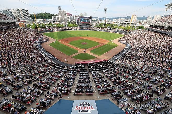 광주기아챔피언스필드 6경기 연속 전석 매진 (광주=연합뉴스) 조남수 기자 = 2일 광주기아챔피언스필드에서 열린 프로야구 kt wiz와 KIA 타이거즈의 경기. KIA의 홈경기가 6경기 연속ㆍ시즌 15번째 전석 매진된 가운데 펼쳐지고 있다. 
    올 시즌 KBO리그는 지난 1일 285경기 만에 400만 관중을 돌파했다. 2024.6.2 iso64@yna.co.kr